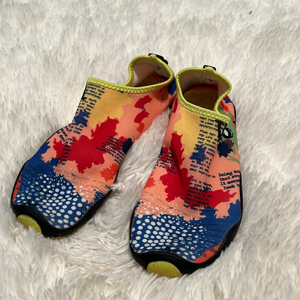 Swim shoes—Women’s
